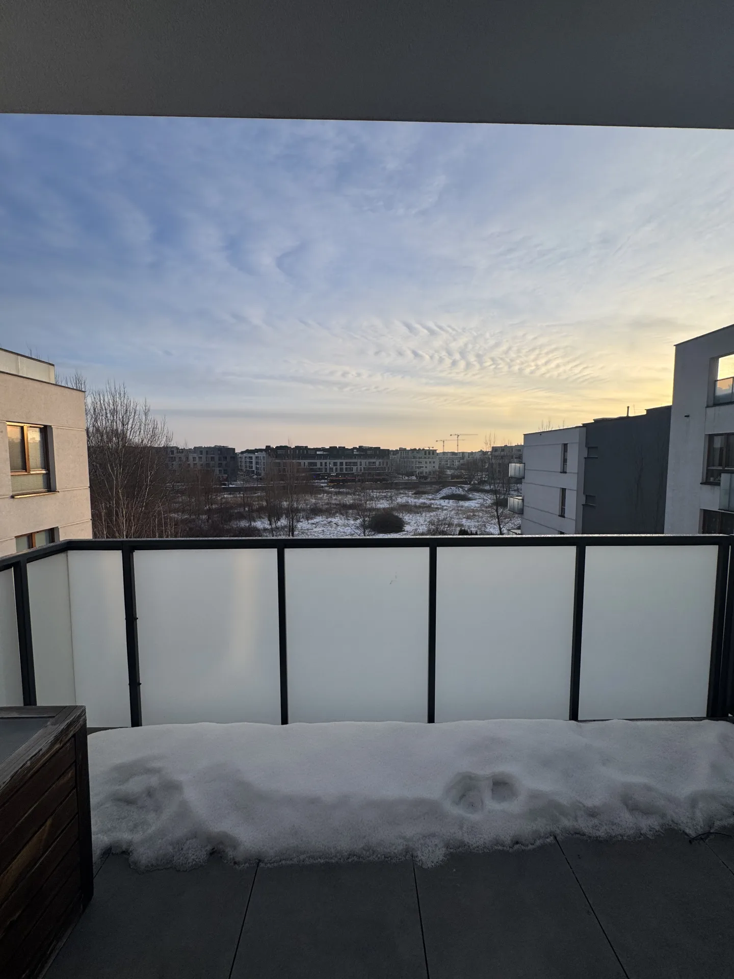 balkon z meblami ogrodowymi i widokiem na miasto