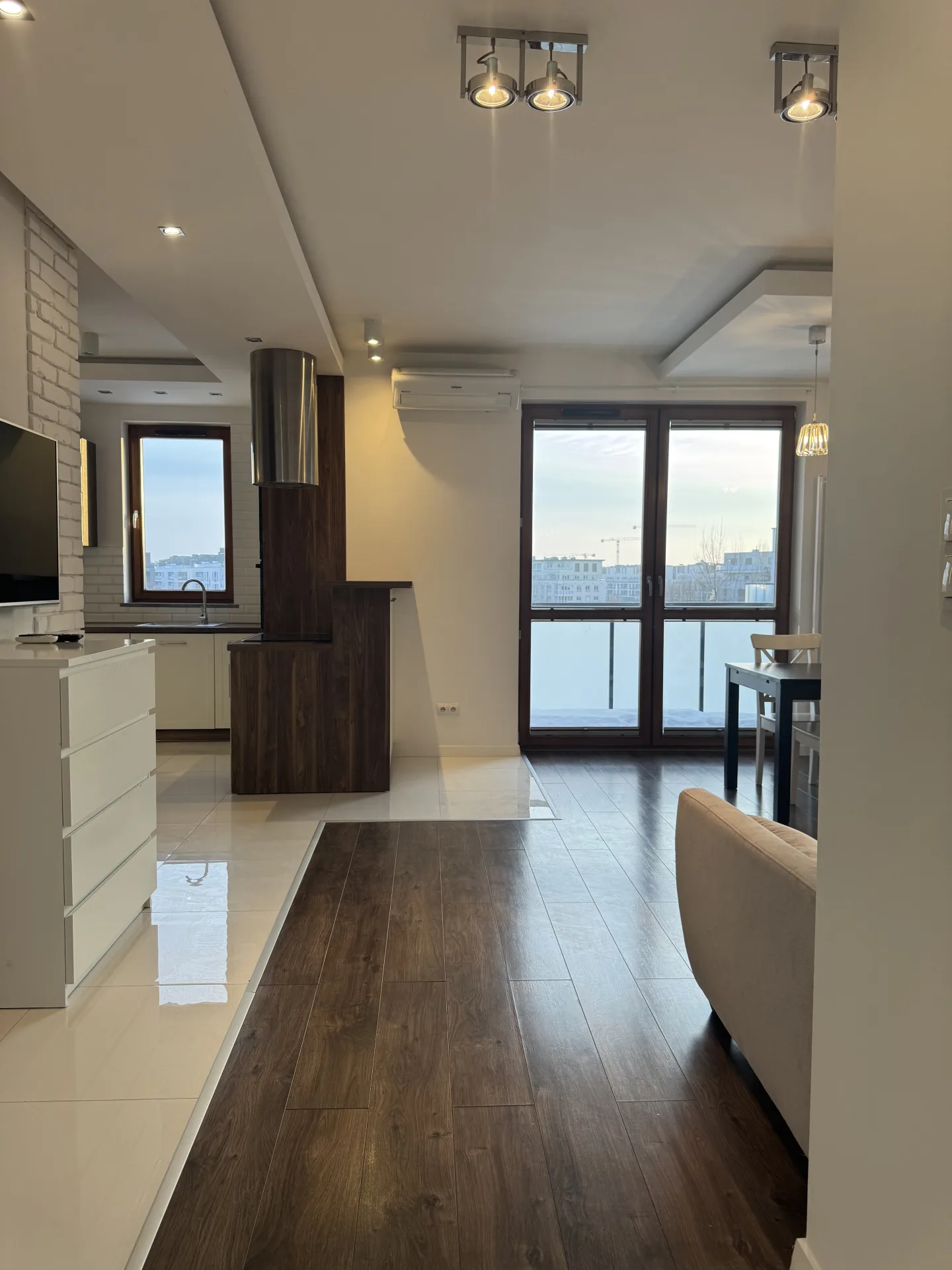 jadalnia z designerską lampą i drewnianym stołem